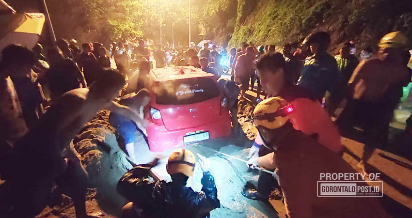 EVAKUASI : Warga bersama aparat mengevakuasi mobil yang terjebak banjir dan longsor di Kelurahan Leato Utara tepatnya di kompleks Pelabuhan Gorontalo, Kamis (4/7) petang. (foto : natha / gorontalo post)