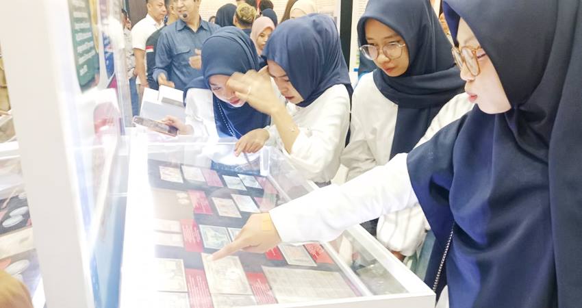 SEJARAH UANG : Sejumlah pengunjung melihat koleksi Museum Bank Indonesia yang dipamerkan Bank Indonesia Provinsi Gorontalo, di Gallery UMKM BI Gorontalo, Senin (1/7). (foto : istimewa)
