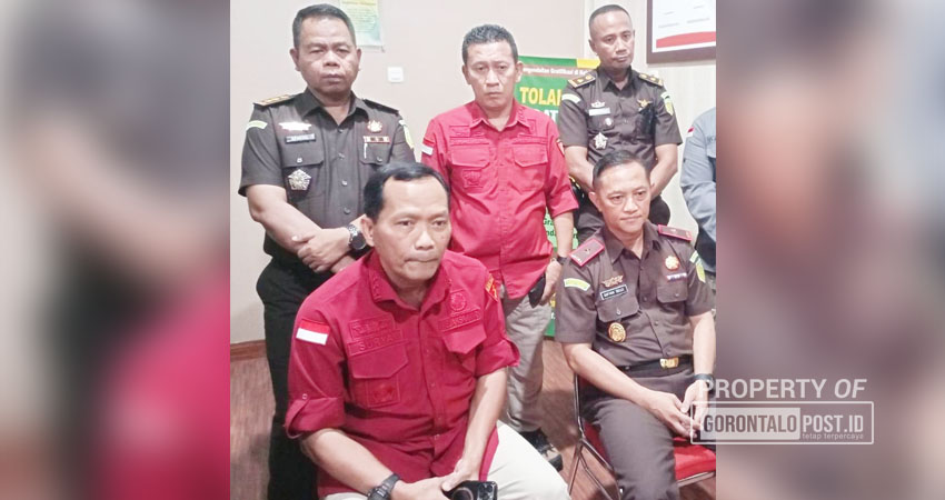 Aspidsus Nur Surya (Kemeja merah di depan bersama Wakajati Gorontalo Sofyan Selle (kiri depan) saat dialog dengan warga. (Foto: Jalal/Gorontalo Post).